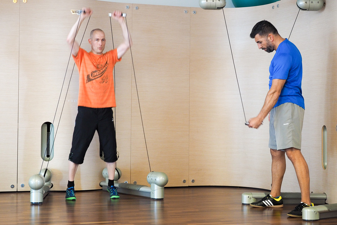 Kinesis Training im HERZWERK für Rehabilitation, Koordination und spezifisches Training bestimmter Sportarten.Training Rehabilitation, Tennis, Golf, Treppensteigen. Kinesis Training im HERZWERK ist so vielseitig wie die Anforderungen an Bewegung, Kraft und Koordination.